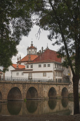 cidade e ponte sobre o rio