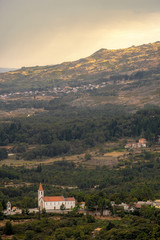 Fototapeta na wymiar Igreja na montanha ao pôr do sol