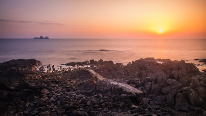 Navio em alto mar ao pôr do sol