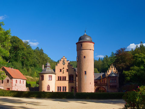 Schlo&szlig; Mespelbrunn im Spessart in der Totalen