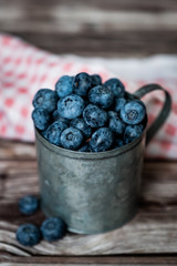 Myrtilles dans un pot en métal