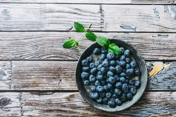 Myrtilles du jardin dans un plat en métal	