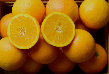 Presentacion,  fondo con naranjas, una de ellas cortada por la mitad