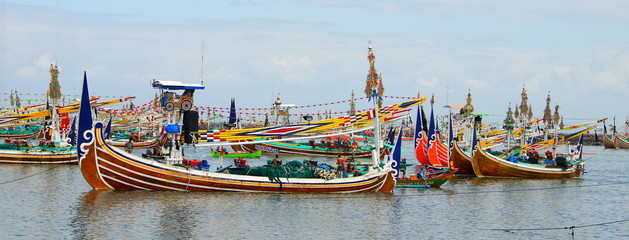 Fototapeta na wymiar Panoramaansicht vom Hafen in Negara mit vielen traditionellen bunten Holzbooten in Bali