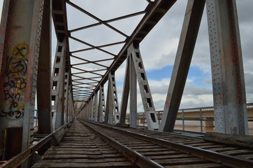 puente de metal abandonado