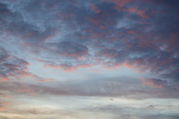 Obraz premium Sky and cloud at sunset with dark and vibrant light at dusk