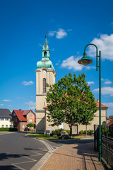 Fototapeta na wymiar Historische Dorfkirche Neu Zittau, Blick von Westen