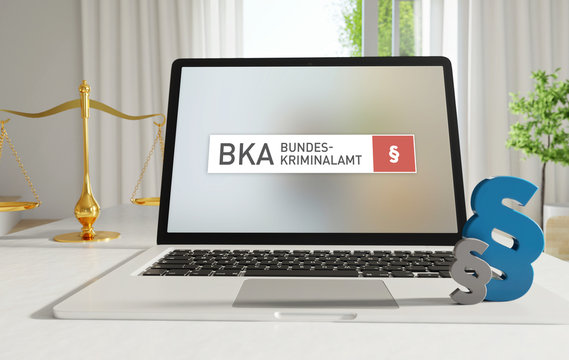 BKA (Bundeskriminalamt) – Laptop Monitor im Büro mit Begriff im Suchfeld. Paragraf und Waage. Recht, Gesetz, Anwalt.