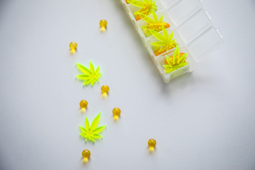 Pillen, Tabletten, Kapseln mit Cannabis Marihuana Hanf und CBD gegen Schmerzen zur Therapie als...