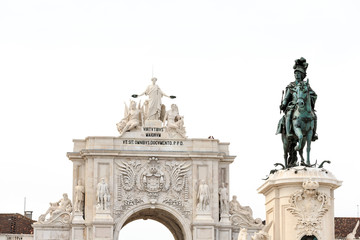 Fototapeta na wymiar Famous arch at the Praca do Comercio showing Viriatus, Vasco da Gama, Pombal and Nuno Alvares Pereira