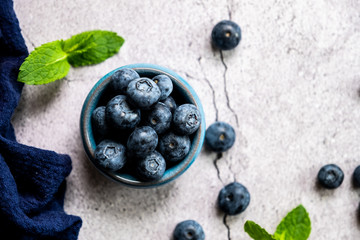 Petit pot de myrtilles et menthe fraiche	