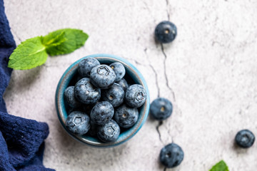 Myrtilles du jardin et menthe fraiche dans un pot en céramique