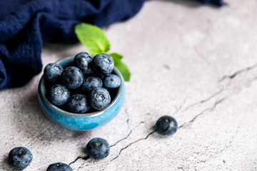 Myrtilles dans un pot en céramique et menthe du jardin