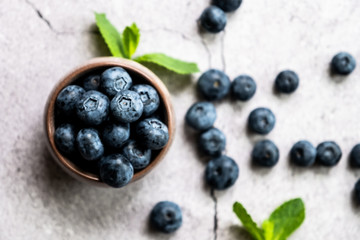 Myrtilles du jardin et menthe fraiche dans un pot en céramique
