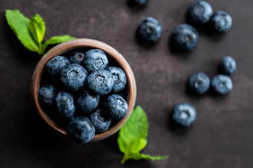 Myrtilles dans un pot en céramique et menthe du jardin