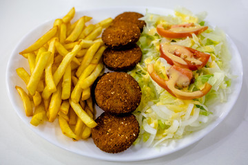 Assiette de falafels frite et salade