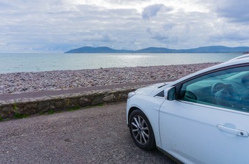 Fototapeta na wymiar Car on Coast of Waterville Ring of Kerry Auto an Küste