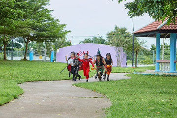 Obraz premium Asian girl kids trick or treat on street
