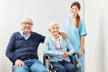 Obraz premium Female caregiver and a senior couple