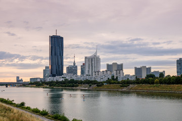 Fototapeta na wymiar Wien Panorama von der Donauinsel auf die Donaustadt