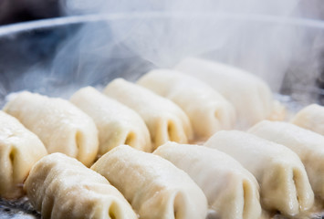 フライパンで餃子を焼く