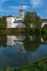 Fototapeta na wymiar Пафнутьев Боровский монастырь. Отражение в монастырском пруду.