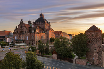 Fototapeta na wymiar langzeitbelichtung der alten Oper in Nürnberg zum Sonnenuntergang