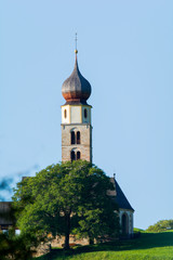 Fototapeta na wymiar Kirche St. Valentin in Seis am Schlern - Südtirol