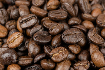 Naklejka premium Roasted coffee beans background, Close Up mixture of different kinds of coffee beans.