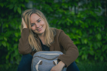 Obraz premium Hipster young woman in park with a backpack