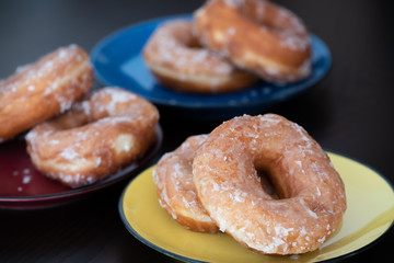 donuts para comer en platos de colores