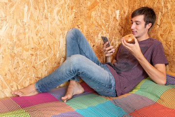 estudiando descansando con donut, student relaxing with donut