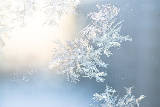 Eisblumen am Fenster im Gegenlicht