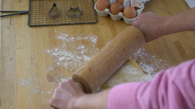 Teig ausrollen zum Backen