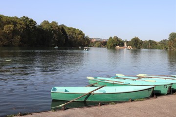 Barques amarrées au bord du lac du parc de la Tête d'Or à Lyon - France