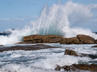 rocas en el mar con olas golpeando
