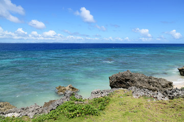 Fototapeta na wymiar 沖縄の美しい海と青い空