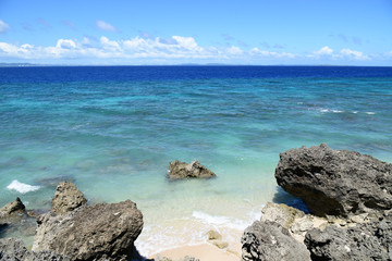沖縄の美しい海と青い空