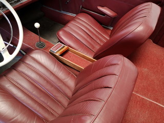 Edles Interieur in Rot mit Ledersitzen, Teppich und Lenkrad eines deutschen Sportwagen und Roadster...