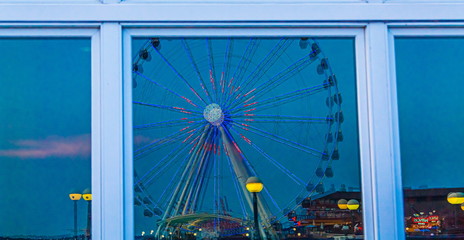 Fototapeta premium The ferris wheel on the waterfront of Seattle, Washington in late afternoon light