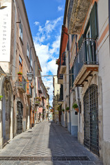 Obraz premium A narrow street between squares, monuments and colorful buildings in the town of Isernia, in Italy