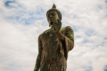 Fototapeta na wymiar statue of buddha on background of blue sky