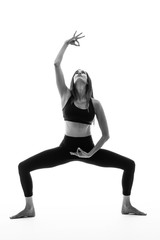 Fototapeta na wymiar Femme qui fait du Yoga en studio