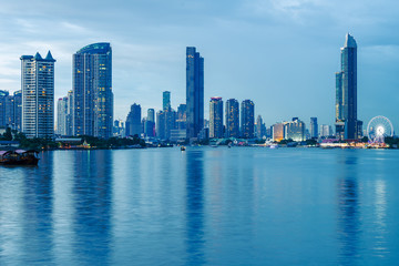 Fototapeta premium Bangkok City Blue Tone o zachodzie słońca w Tajlandii.