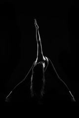Femme qui fait du Yoga en studio
