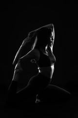 Femme qui fait du Yoga en studio