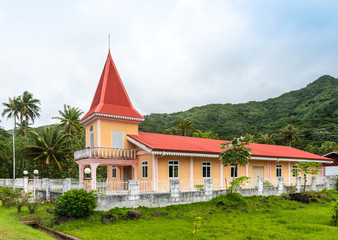 Obraz premium The building on the background of a mountain landscape, Raiatea island, French Polynesia. Copy space for text.