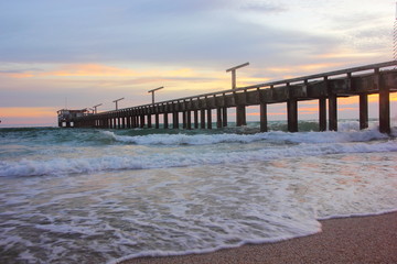 Obraz premium Morze lub plaża na niebie zmierzchu i panna młoda w morzu. Rayong, Tajlandia.