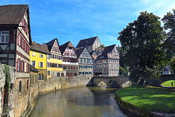 Reihe von Fachwerkhäusern am Fluss Kocher in Schwäbisch Hall, Deutschland