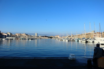 Fototapeta na wymiar マルセイユの港と漁師